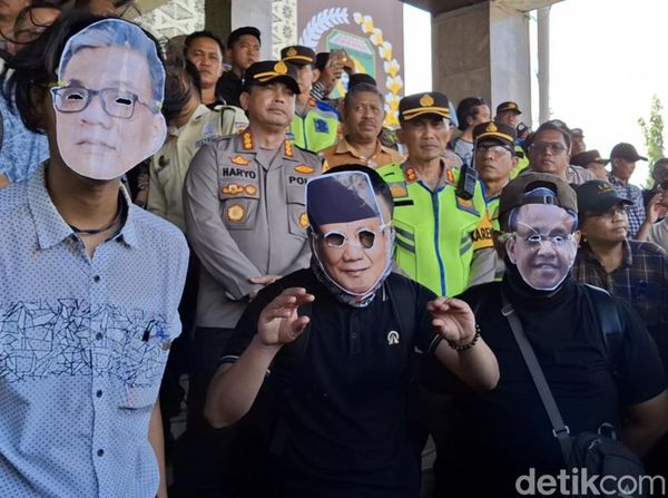 Pakai Topeng Prabowo-Bahlil, Massa Tolak RUU Pilkada Geruduk DPRD Sumsel