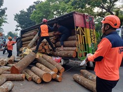 Pasutri Tewas Tertimpa Truk Muatan Kayu Terguling di Semarang