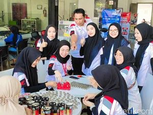 Pasutri di Kota Probolinggo Beli Motor Baru dengan Uang Koin Sekarung! Pasutri di Kota Probolinggo Beli Motor Baru dengan Uang Koin Sekarung!