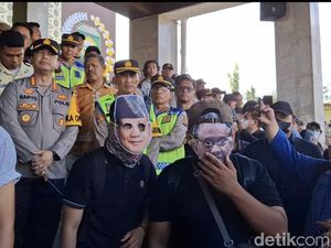 Mahasiswa Pakai Topeng Prabowo, Bobby, dan Bahlil dalam Aksi di DPRD Sumsel Mahasiswa Pakai Topeng Prabowo, Bobby, dan Bahlil dalam Aksi di DPRD Sumsel