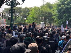Sempat Ricuh, Massa Aksi Tolak Revisi UU Pilkada Paksa Masuk Gedung Agung Jogja