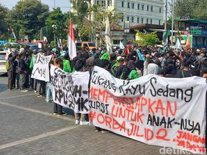 Mahasiswa Solo Raya Demo Tolak RUU Pilkada, Yel-yel Jokowi Pulang Bergema