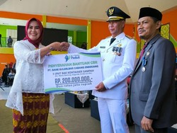 Bank Sulselbar Serahkan Bantuan 5 Bak Kontainer Sampah ke Pemkab Enrekang