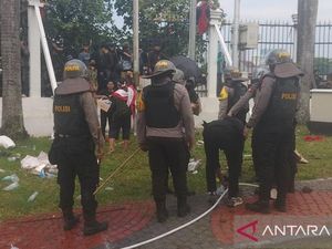 Polisi Lindungi Pendemo dari Lemparan Saat Ambil Air di Halaman Gedung DPR