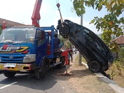 3 Fakta Jazz Masuk Parit di Patuk Gunungkidul-Sempat Ditinggal Sopirnya