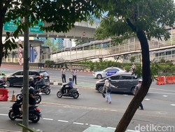 Jalan Gatsu Depan Polda Metro Ditutup, Lalin Dialihkan ke Sudirman