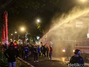 Polisi Bubarkan Massa Berbeda di Belakang DPR, Semprotkan Water Cannon