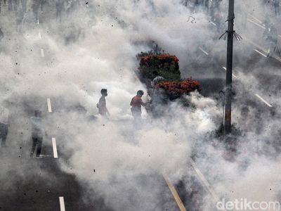 Polisi Tembakkan Gas Air Mata ke Demonstran yang Blokade Tol Dalkot