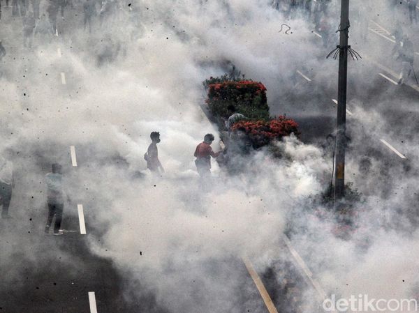 Polisi Tembakkan Gas Air Mata ke Demonstran yang Blokade Tol Dalkot