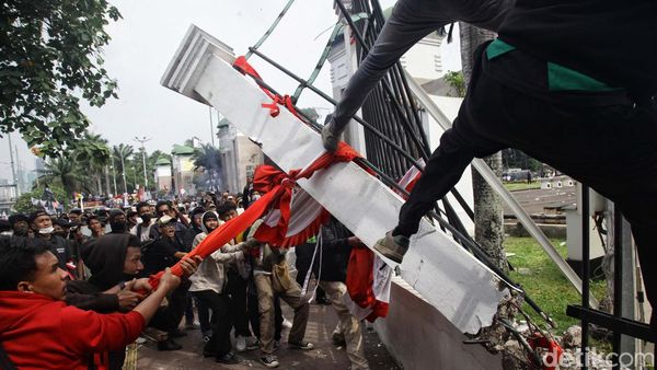Potret Massa Aksi Jebol Pagar Gedung DPR