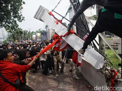 Potret Massa Aksi Jebol Pagar Gedung DPR