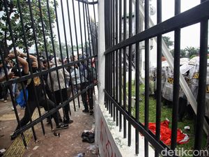 Pagar Gedung DPR Jebol saat Unjuk Rasa Tolak Revisi UU Pilkada