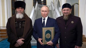Viral Putin Peluk dan Cium Al Quran Emas di Masjid Nabi Isa