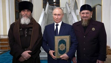 Putin Beri Ciuman Suci pada Al-Qur'an di Masjid Nabi Isa, Gegerkan Dunia!