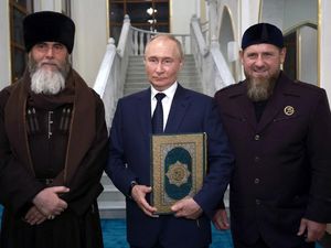 Pelukan dan Ciuman Vladimir Putin saat Dihadiahi Al Quran Berlapis Emas Pelukan dan Ciuman Vladimir Putin saat Dihadiahi Al Quran Berlapis Emas