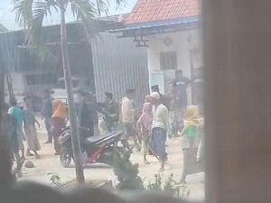 Rumah Eks Kades di Sampang Diserang Warga Bersenjata Palu dan Celurit Rumah Eks Kades di Sampang Diserang Warga Bersenjata Palu dan Celurit