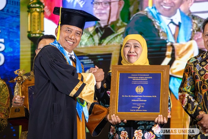 Rektor Unesa Prof Nurhasan bareng Khofifah Indar Parawansa Rektor Unesa Prof Nurhasan bareng Khofifah Indar Parawansa