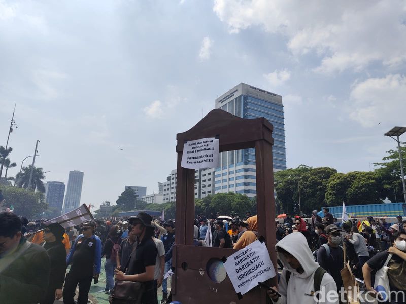 Replika guillotine di demonstrasi depan Gedung DPR, 22 Agustus 2024. (Azhar Bagas Ramadhan/detikcom)