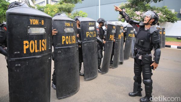 Ribuan Personel Gabungan Amankan Aksi Tolak Revisi UU Pilkada