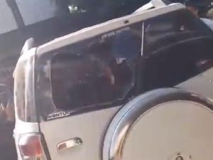 Mobil Tabrak 5 Pemotor di Jalan Gagak Makassar, 5 Orang Dilarikan ke RS Mobil Tabrak 5 Pemotor di Jalan Gagak Makassar, 5 Orang Dilarikan ke RS