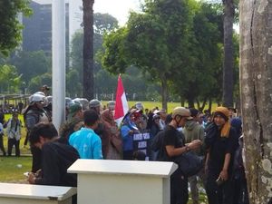 Sejumlah Ibu-ibu Orasi di Halaman Gedung DPR Usai Pagar Jebol Sejumlah Ibu-ibu Orasi di Halaman Gedung DPR Usai Pagar Jebol
