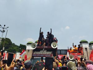 Para Komika Orasi di Depan DPR: Jangan Harap Kami Lucu di Sini