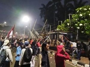 Massa Berbeda Datang Bawa Bambu ke Depan DPR, Bakar Spanduk-Rusak Halte