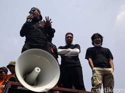 Bintang Emon Cs Nyanyikan Lagu Agak Laen di Depan Gedung DPR RI