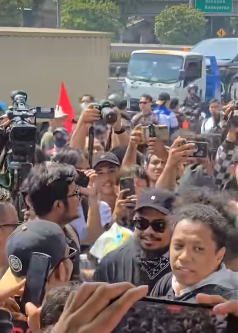 Selebritas Ikut Demo di Gedung DPR RI