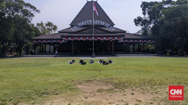 Situasi Balai KOta Solo saat massa mahasiswa se-Soloraya mau demo tolak pengesahan revisi UU Pilkada oleh DPR yang mengabaikan putusan MK, Kamis (22/8). K(CNNIndonesia/Rosyid)