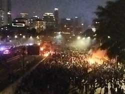 Api Menyala di Depan Gedung DPR Malam Ini, Pagar Jebol Diterobos Massa!