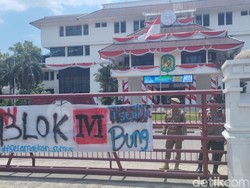 Spanduk Bertuliskan Blok Medan Bertengger di Pagar Kantor Wali Kota Medan