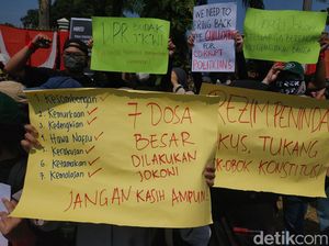 Suara-suara Rakyat Ramaikan Demo di Depan Gedung DPR