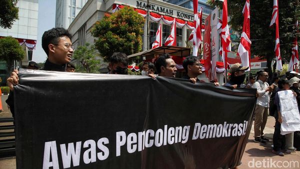 Suasana Aksi Tolak Revisi UU Pilkada di MK