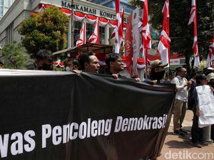 Suasana Aksi Tolak Revisi UU Pilkada di MK