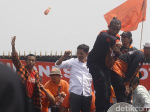 Temui Demonstran, Wakil Ketua Komisi III Diteriaki dan Dilempari Botol Temui Demonstran, Wakil Ketua Komisi III Diteriaki dan Dilempari Botol