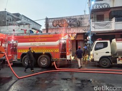 Toko di Kawasan Coyudan Solo Terbakar, Jalan Radjiman Ditutup