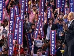 Tim Walz Resmi Jadi Cawapres Kamala Harris di Pilpres AS 2024