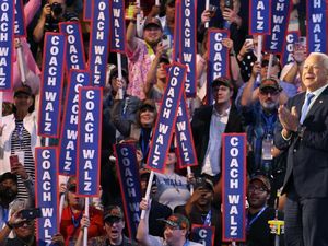 Tim Walz Resmi Jadi Cawapres Kamala Harris di Pilpres AS 2024 Tim Walz Resmi Jadi Cawapres Kamala Harris di Pilpres AS 2024