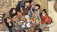 Kompaknya Tora Sudiro dan Keluarga Saat Makan Bersama