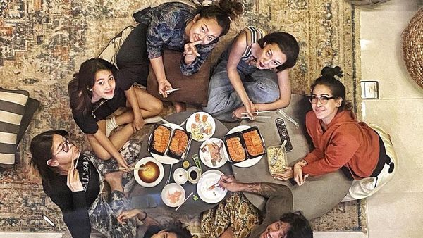 Kompaknya Tora Sudiro dan Keluarga Saat Makan Bersama