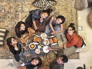 Kompaknya Tora Sudiro dan Keluarga Saat Makan Bersama