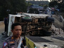 Truk Terbalik di Jalur Kappang Poros Maros-Bone, Sempat Macet 5 Km