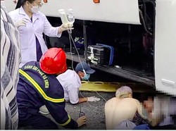 Menukik di Tikungan Tajam, Turis Jatuh dan Terlempar ke Kolong Bus