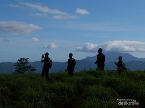 Glamping di Bukit Cendana-Trail ke Puncak Naga Glamping di Bukit Cendana-Trail ke Puncak Naga