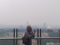 Menyaksikan Monas dari Lantai 24 Perpustakaan Nasional RI
