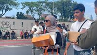 Wanda Hamidah dan Anak Bagi-bagi Donat kepada Para Demonstran