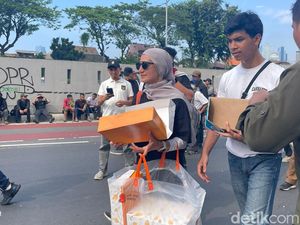Wanda Hamidah dan Anak Bagi-bagi Donat kepada Para Demonstran