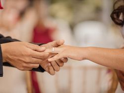 Ekspresikan Keunikan Kisah Cinta Anda dengan Raja Cincin Indonesia Ekspresikan Keunikan Kisah Cinta Anda dengan Raja Cincin Indonesia