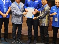 AHY Serahkan Rekomendasi Demokrat Usung Aji Man-Aba Feri di Pilwalkot Bima